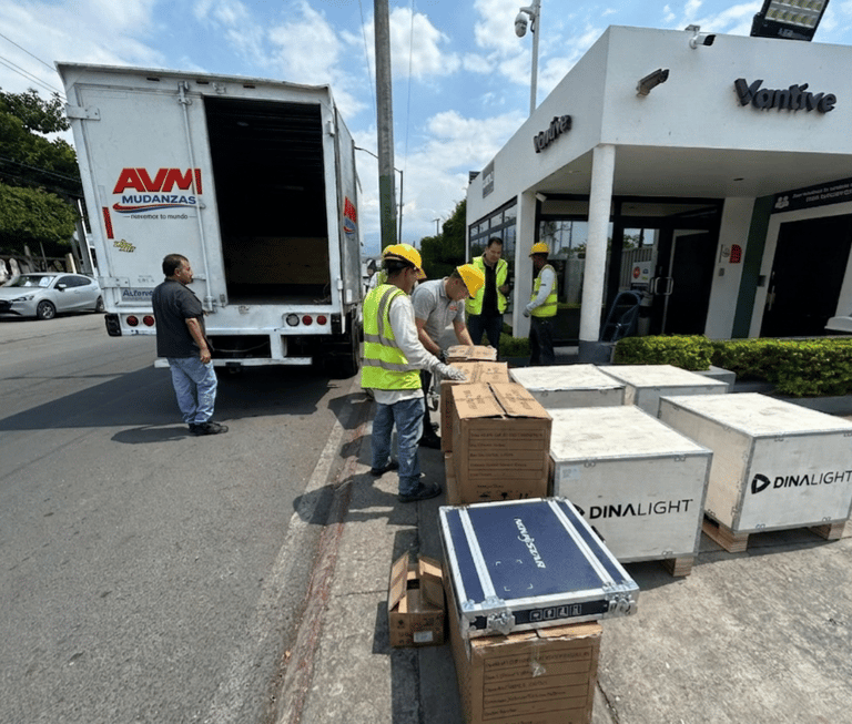 Personal de AVM Mudanzas carga equipo de DINALIGHT para logística de CDMX a Cuernavaca.