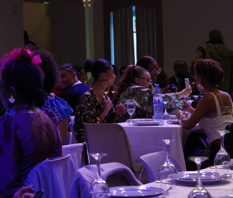 Étudiants attablés repas Gala étudiants Afrique FEAC 202