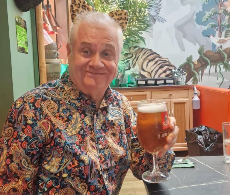 mark evans lucky dip show enjoying a lager