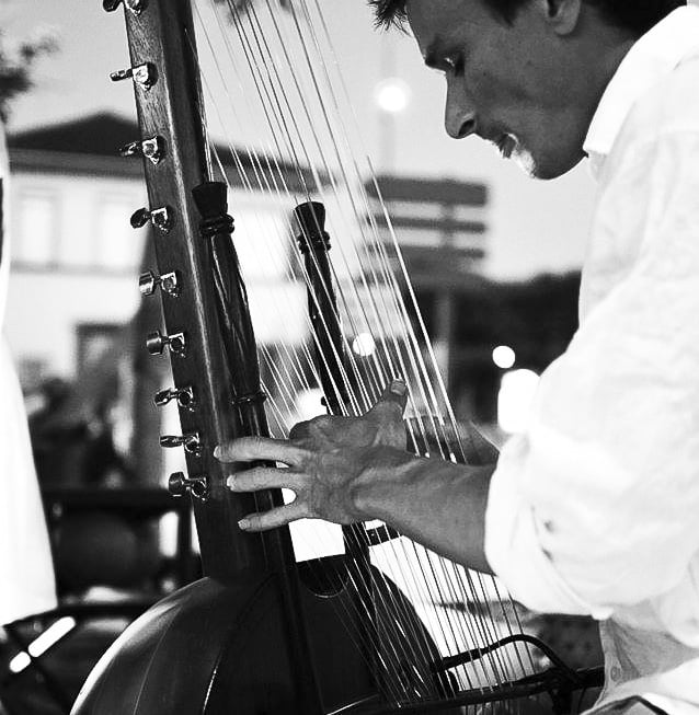 Jérôme De Cuyper en concert sur sa kora 32 cordes