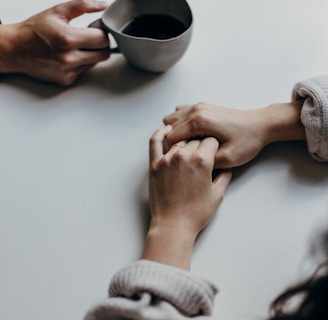 Ein Paar, das Hände hält