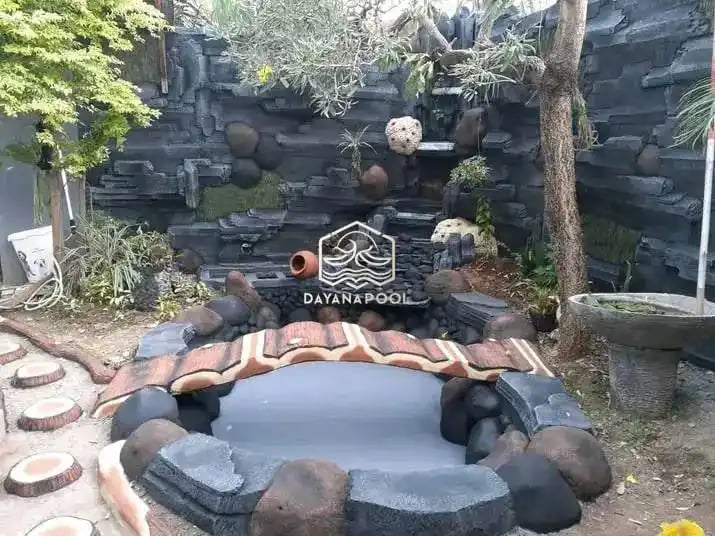 Dekorasi kolam kecil untuk taman dan air tirai minimalis lengkap dengan tanaman hiasnya.