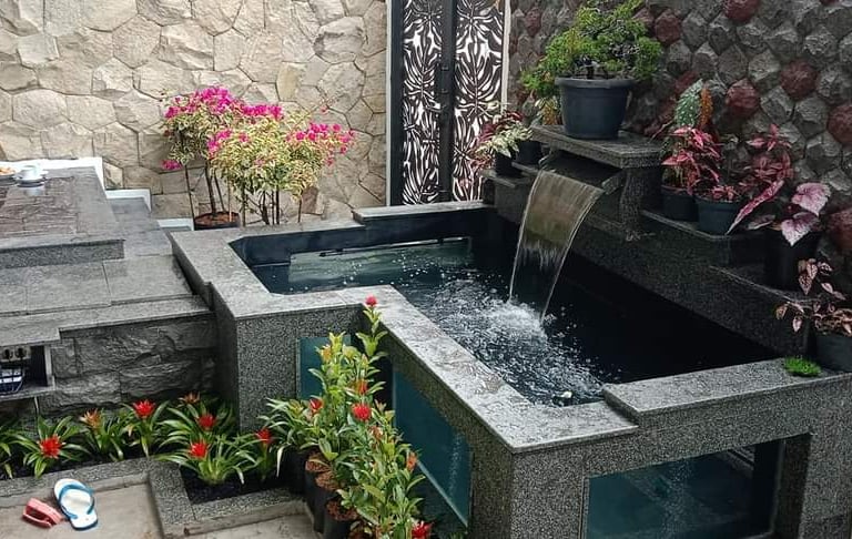 Dekorasi kolam kecil untuk taman dan air tirai minimalis lengkap dengan tanaman hiasnya.