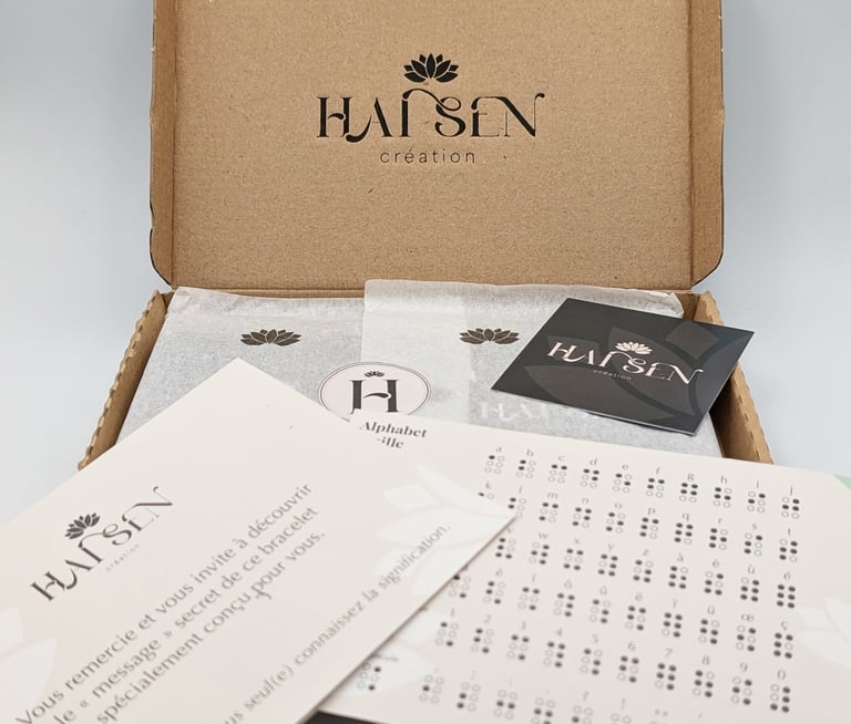 Emballage soigné Hái Sen Création une carte explicative et la dactylologie LSF ou alphabet braille