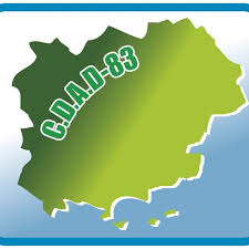 logo du cdad83 en forme de carte du département du var, dégradé vert et la mer méditerranée en bleu
