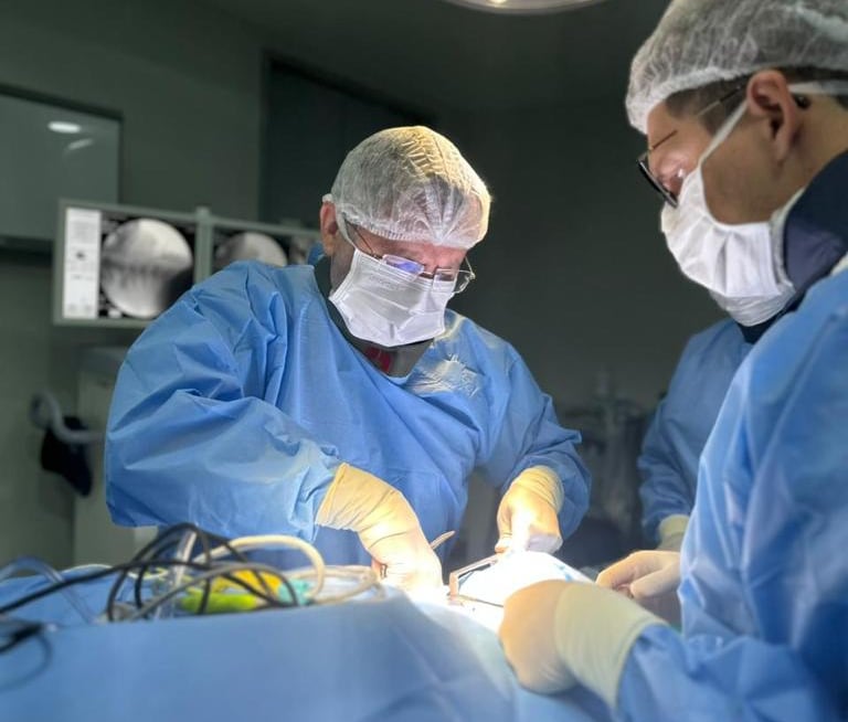 Dr Gilnard é neurocirurgião e cirurgião da coluna vertebral em Fortaleza Ceará