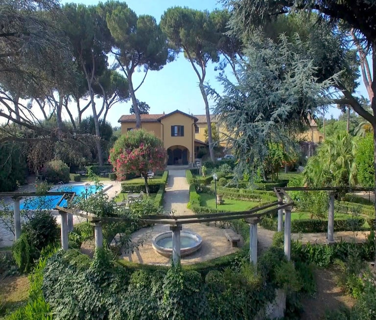 giardino all'italiana, piscina ad acqua salata, fontana, colonne, villa storica Roma, Vigne Franceschini Resort