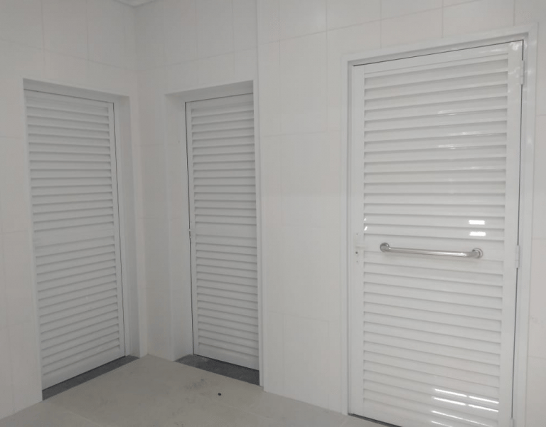 Portas de alumínio branco em venezianas