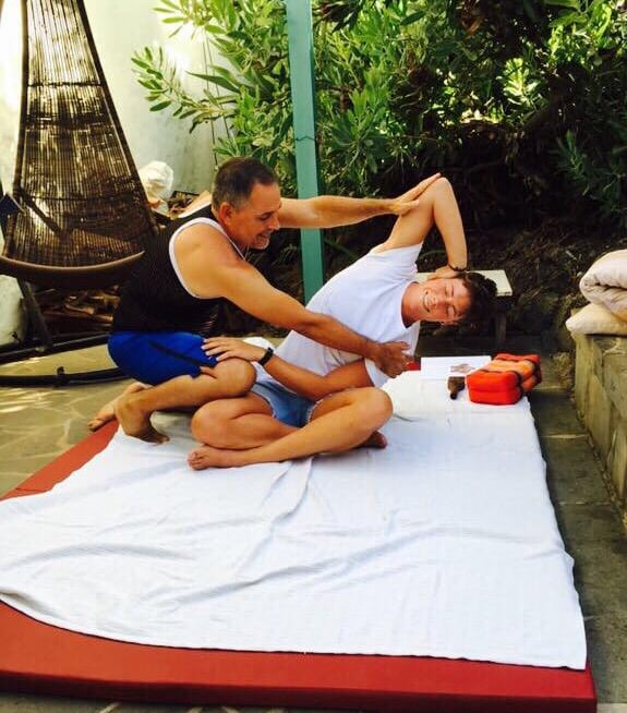 masajista induce torsión lateral del torso