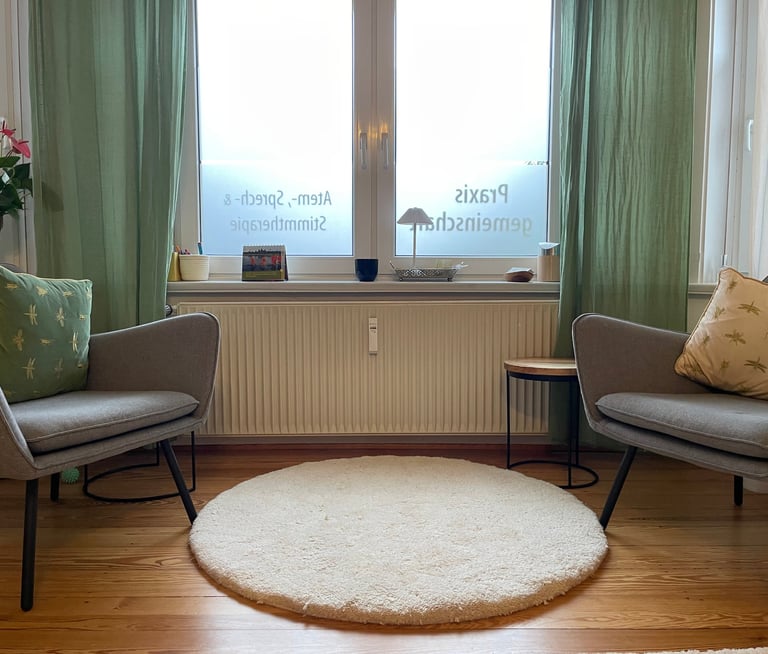 Praxis-Raum mit fenster, Stühle, weißer Teppich