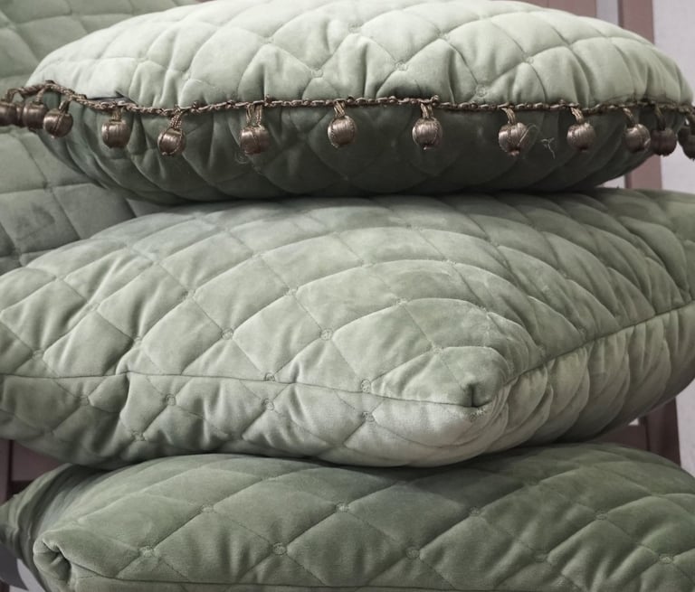 Pagalvelės, lovos užtiesalas, užuolaidos