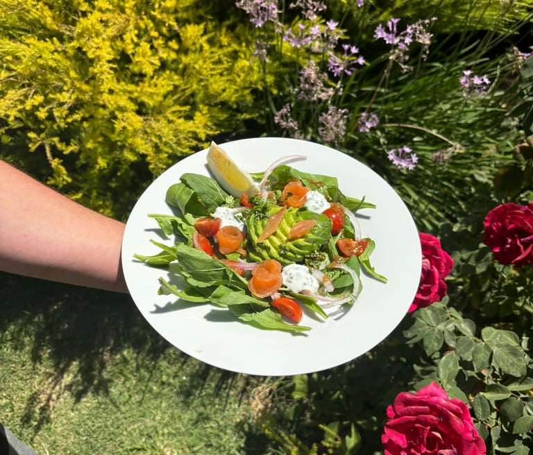 Ensalada de salmón gravlax con palta