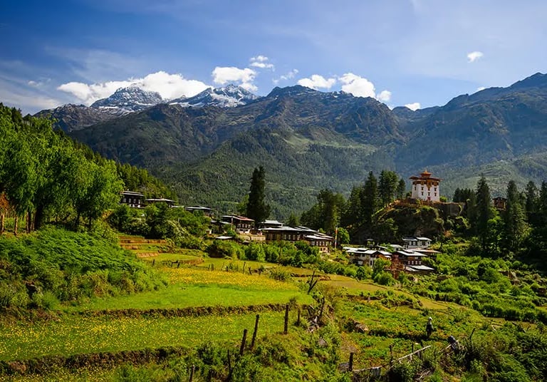 Drugyal_Dzong_With_Mount_Jhomhlhari_at_the_backdrop_in_Paro_Valley_During_Autumn_Season.webp