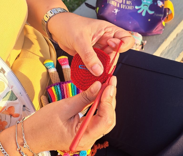 Las manos de una persona tejiendo un amigurumi a crochet