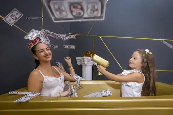 Creative gold bath photo room at Selfie Experience Split – unique photography experience