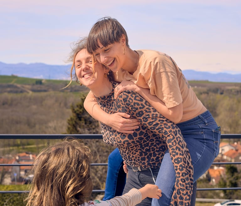 Photo de Marie et Claire devant la chaine des puys Traiteur végétal végétarien