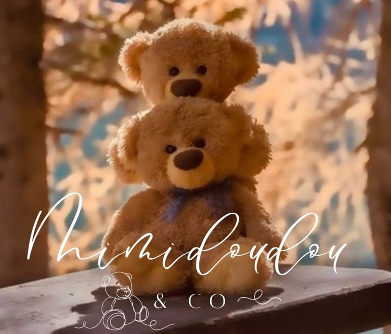 deux ours en peluche assis sur un banc devant un arbre avec logo mimidoudou and co