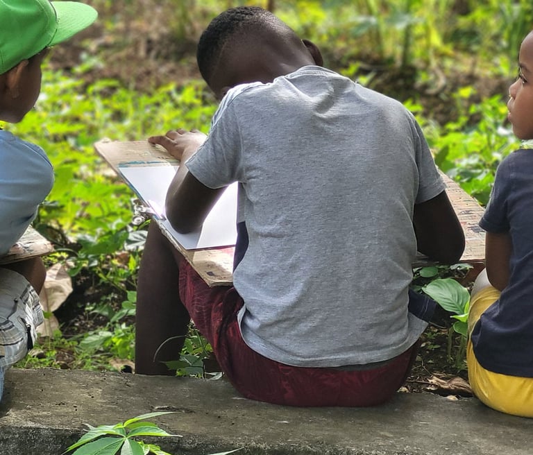 groupe d'enfants faisant de l'art plastique dans le jadin a timoun 