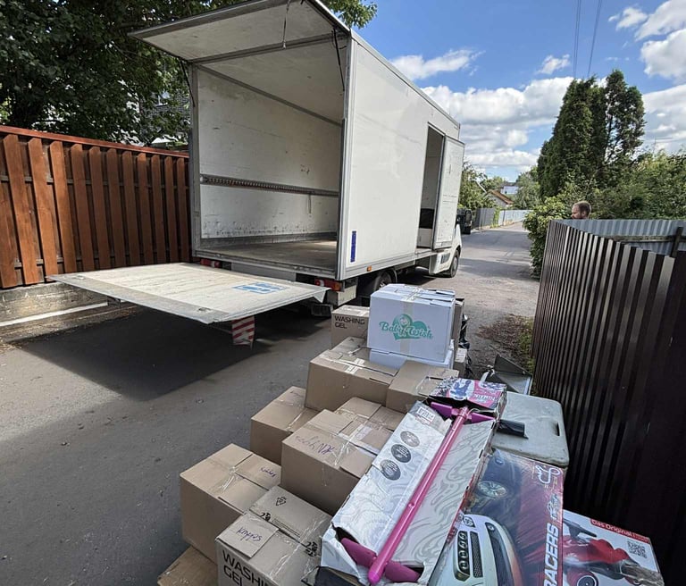 Saugiai supakuoti baldai ir liftinis sukvežimis jų pervežimui