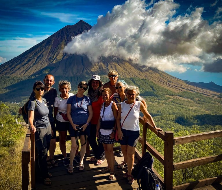 Enchanté, je m'appelle Jhon, je suis guide touristique francophone à Florès depuis 2018.   Discutons