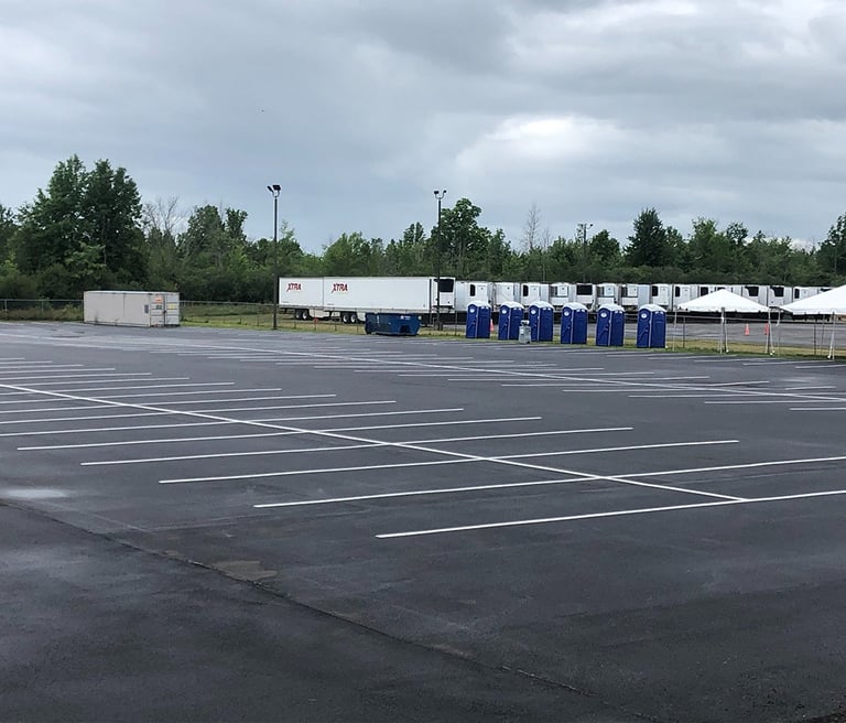 Marcaje rutiere exterioare cu margini precise și vizibilitate ridicată pentru platforme industriale și comerciale.