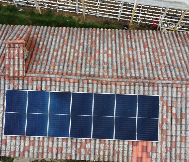 Instalación profesional de paneles solares en techo por SOLVED Energía Solar Colombia