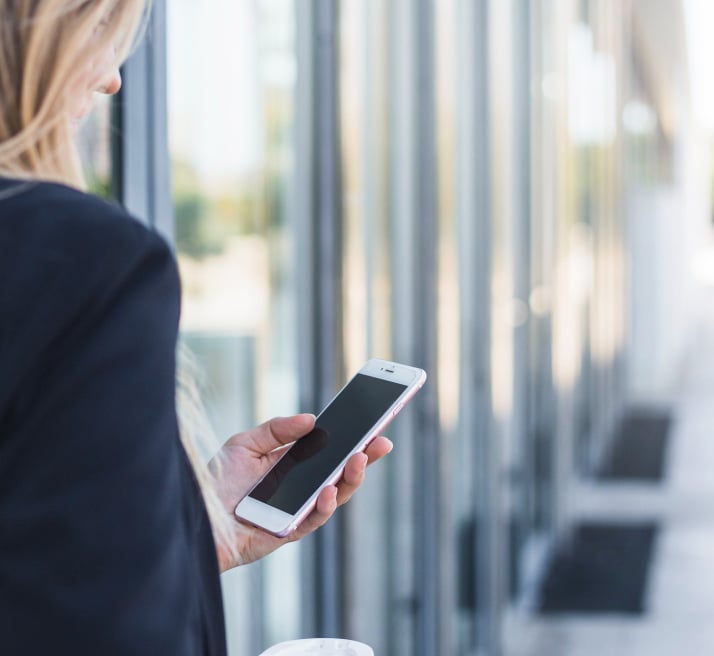 Business-Woman-reading-e-zine