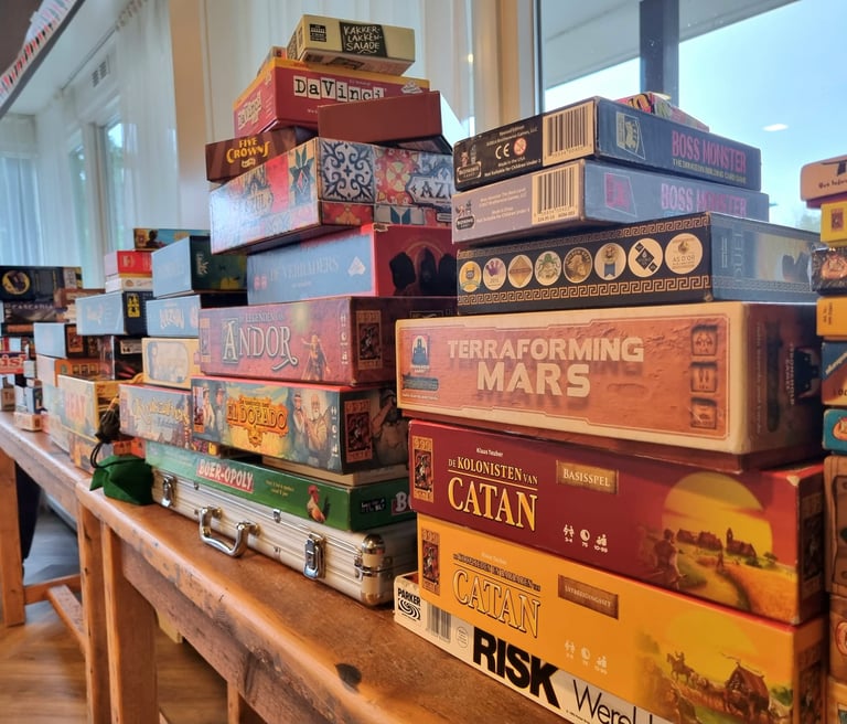 Een tafel vol met bordspellen