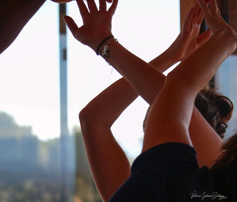 Mains qui se connectent et se relient