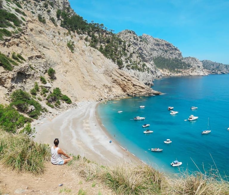 Coll Baix, playa virgen rodeada de acantilados y aguas azules – excursión desde Alcudia