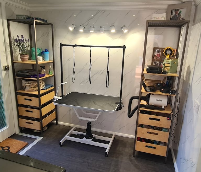 Dog grooming salon.