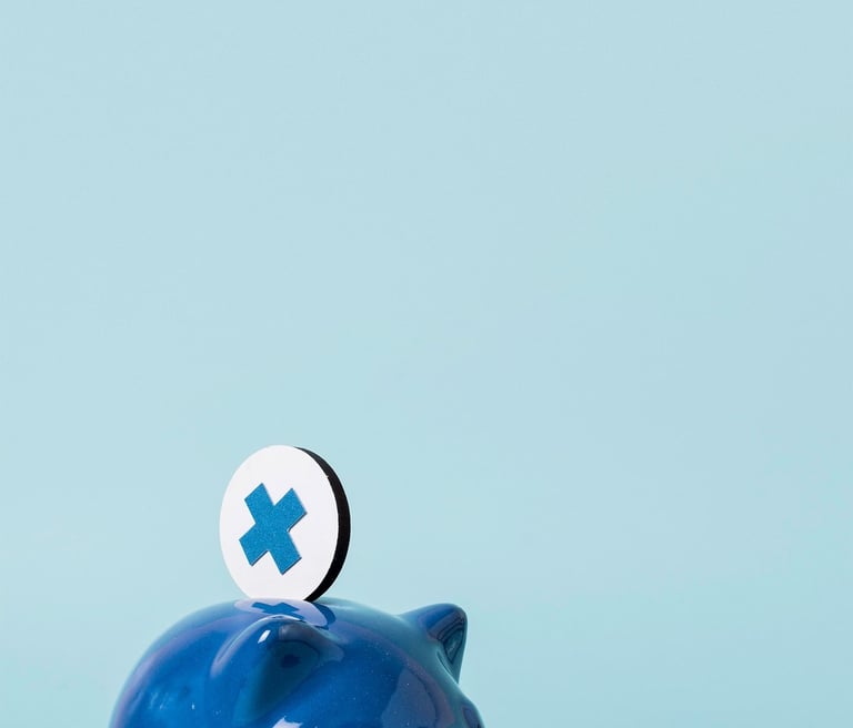 Alcancía azul con moneda de cruz médica y estetoscopio que representan ahorros y costos en el seguro