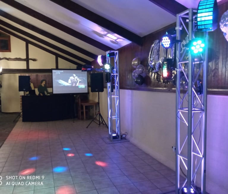 amplificación, eventos, punta arenas, iluminación perimetral, bola espejo disco, alas neón, dj