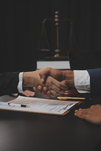 Advogado previdenciário fechando contrato com cliente que gostaria de se aposentar