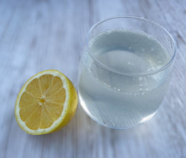 Wasserglas und Zitrone liegen auf dem Tisch