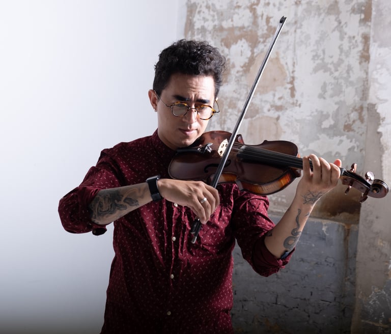 Mauro Ruiz, violinista profesional, actuando con orquesta en eventos exclusivos en Valencia y España
