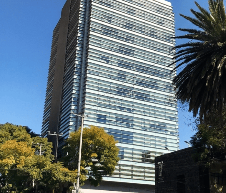 Camión de AVM Mudanzas realizando mudanza de oficinas corporativas  en CDMX 