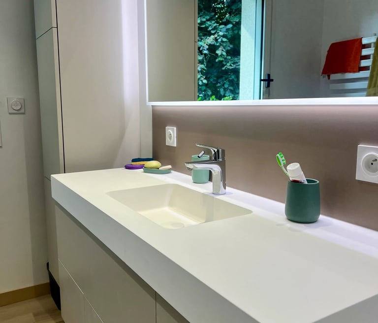 Miroir LED et meuble suspendu salle de bain réalisée par Baïa Home