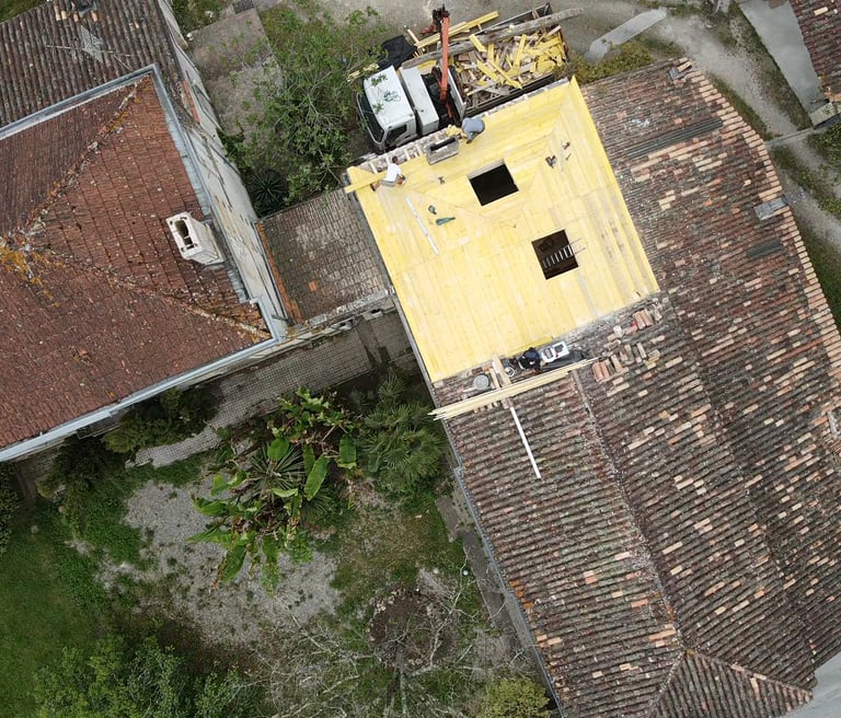Vue aérienne de travailleurs de la construction installant un nouveau plancher de toit en bois sur u