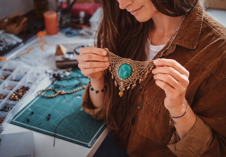 Mujer mostrando collar hecho en macramé