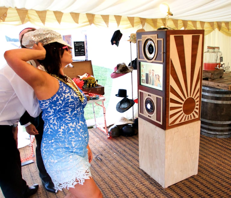 invités riant devant la borne photo