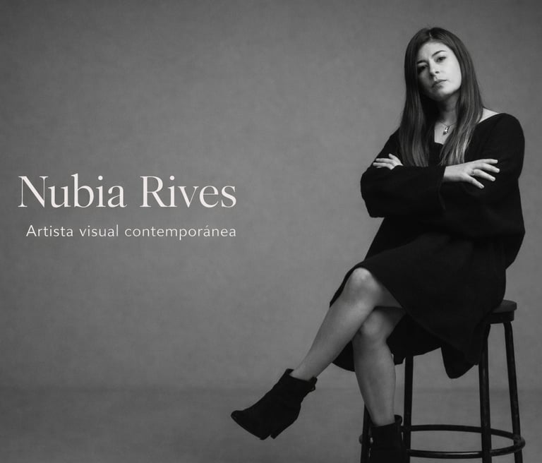 La artista visual contemporánea Nubia Rives se sienta para un retrato en blanco y negro