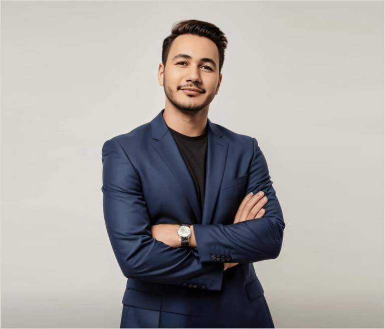 Imagem do Chello que é expert de fluência em Inglês Norte-Americano de braços cruzados