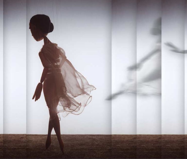 Marionettenpuppe ohne Schnüre, die einen leichten Umhang um hat