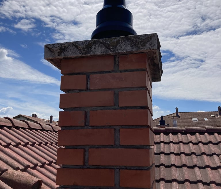 Régi, falazott kémény béleléssel modernizált állapotban.