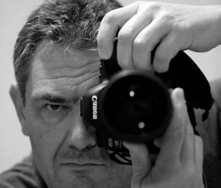 Autoportrait en noir et blanc (avec le sourire)