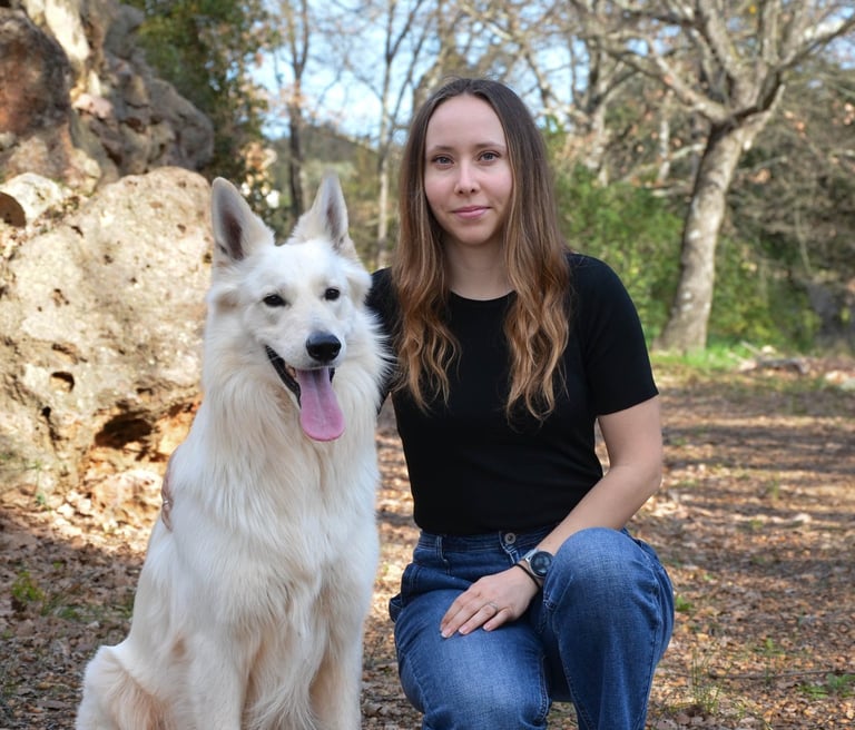 Une femme avec son chien dans la nature