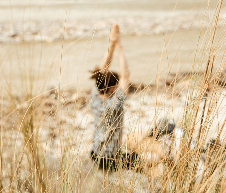 personne en meditation pour guerison spirituelle et liberation karmique. Moment de reconnexion à soi