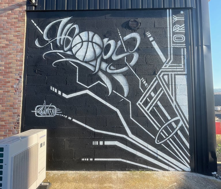 un graffiti noir et blanc avec écrit Hoops Factory 