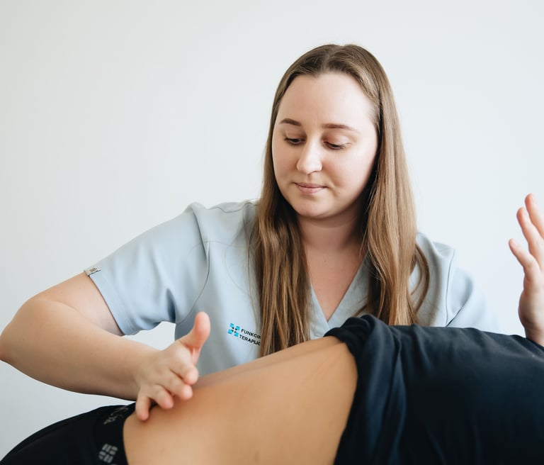 Ein Physiotherapeut behandelt einen Patienten mit manueller Therapie an der Wirbelsäule